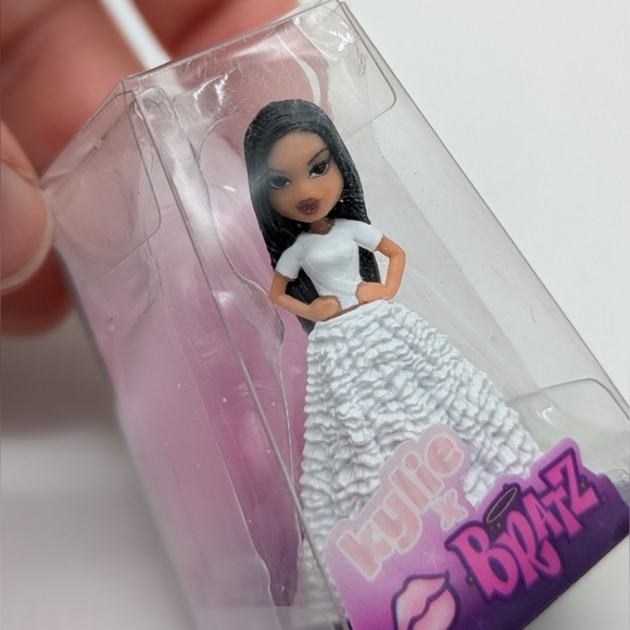 Bratz X Kylie Jenner Mini Collectible Figurine - Picture 3 of 4